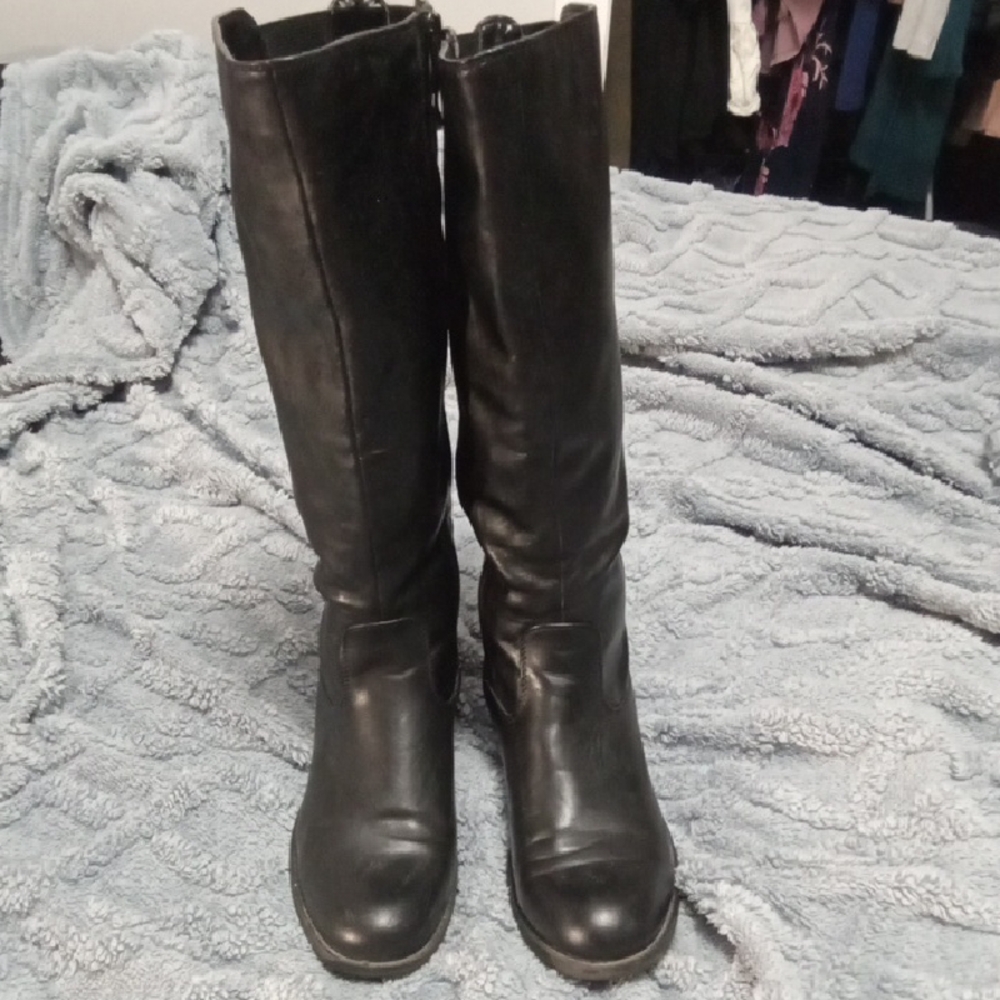 Size 38 Vangelo Knee High Side Zip Low Heel Boots